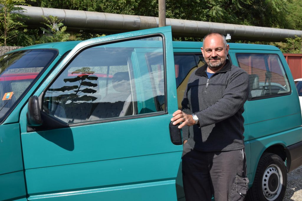 Firmeninhaber Arno Darnhofer und ein VW Van als 7-Sitzer